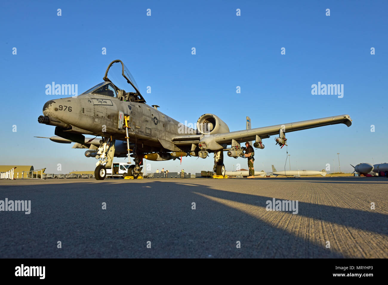 Le lieutenant-colonel Ben Rudolphi, 407e Escadron de soutien opération expéditionnaire, commandant effectue un contrôle des fichiers en amont sur un A-10 Thunderbolt II le 11 juillet 2017, à la base aérienne d'Incirlik, en Turquie. Rudolphi a fourni un double rôle dans l'exploitation inhérents résoudre comme commandant de la 407e EOSS en Asie du Sud-Ouest et d'être directement dans la lutte contre la réalisation d'une ISIS-10 missions de vol avec le 447e groupe expéditionnaire aérienne.Le A-10 prend en charge les forces de terre avec de l'air et de l'étroite rapide de l'emploi contactez le support. Elle utilise une variété de bombe, missiles et un 30mm GAU-8 Sept-canon mitrailleuse Gatling. (U.S. Air Force phot Banque D'Images