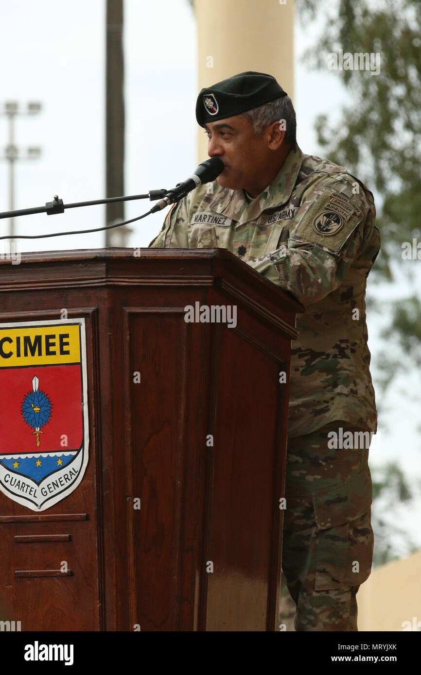 Le lieutenant-colonel Angel Martinez, la commande d'opération spéciale de formation du Sud et de l'exercice sous-directeur, parle de Fuerzas Comando 2017 participants à la cérémonie d'ouverture le 17 juillet à l'Institut de formation de l'armée dans la région de Mariano Roque Alonso, Paraguay. Fuerzas Comando est conçu pour développer et maintenir des relations et des alliances régionales, et d'améliorer les relations politico-militaires. (U.S. Photo de l'armée par le sergent. Tchad Menegay/libérés) Banque D'Images