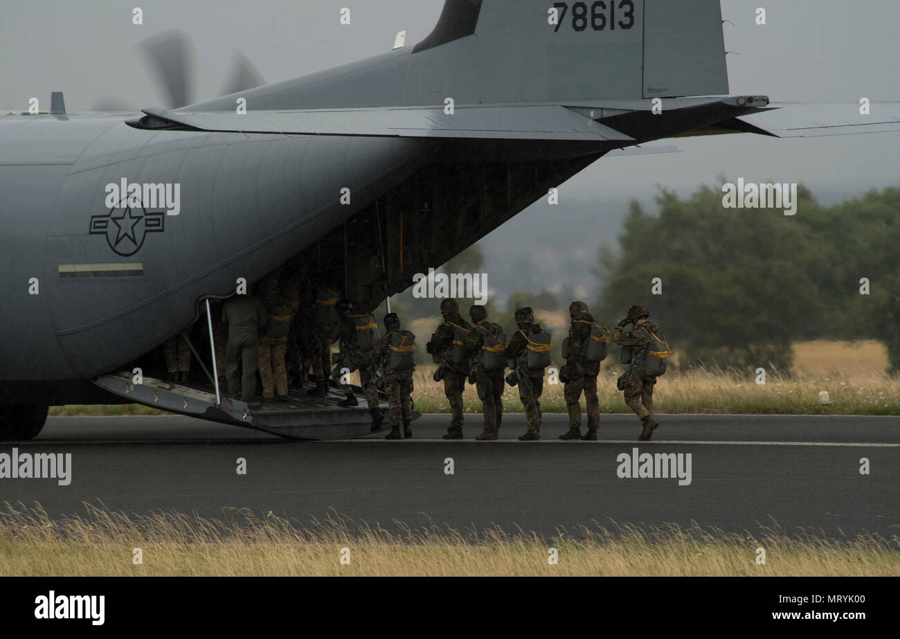 Plusieurs pays de l'OTAN de parachutistes à bord d'un U.S. Air Force C-130J Super Hercules International pendant la semaine de saut plus de Bitburg, Allemagne, le 11 juillet 2017. Environ 500 militaires de plus de 13 pays partenaires ont participé à cette année de formation. (U.S. Photo de l'Armée de l'air par la Haute Airman Tryphena Mayhugh) Banque D'Images