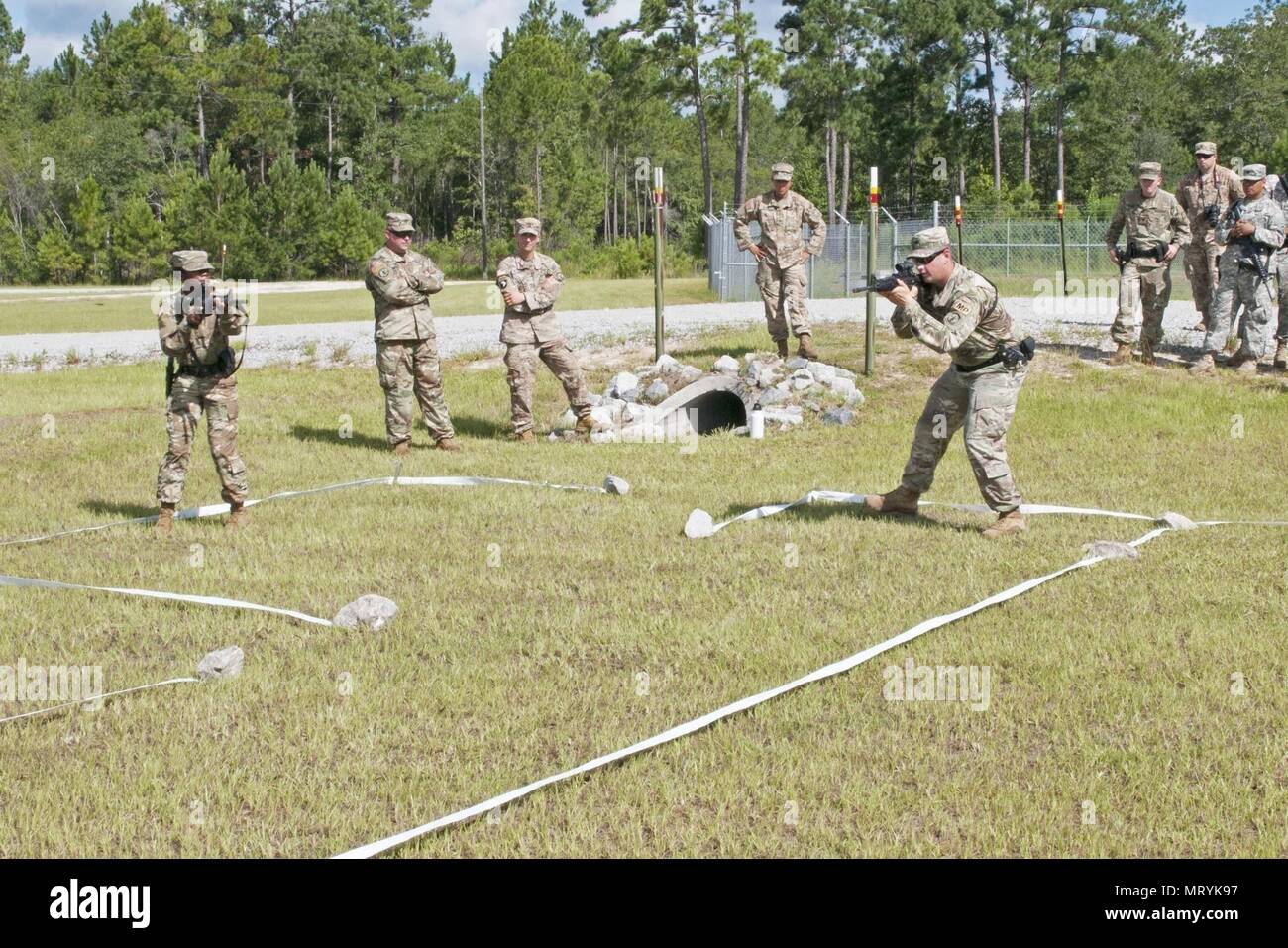 Des soldats d'entreprise 546, 385e Bataillon de la Police militaire, 3e Division d'infanterie, pratique l'élimination d'un bâtiment en utilisant un modèle, le 13 juillet 2017 à un guichet automatique de la maison de tir sur Fort Stewart, Ga. l'exercice a été réalisée afin de fournir à la communauté mieux équipés du personnel dans des situations de la vie réelle. (U.S. Photo de l'armée par Pvt. Garbarino/libérés) Banque D'Images