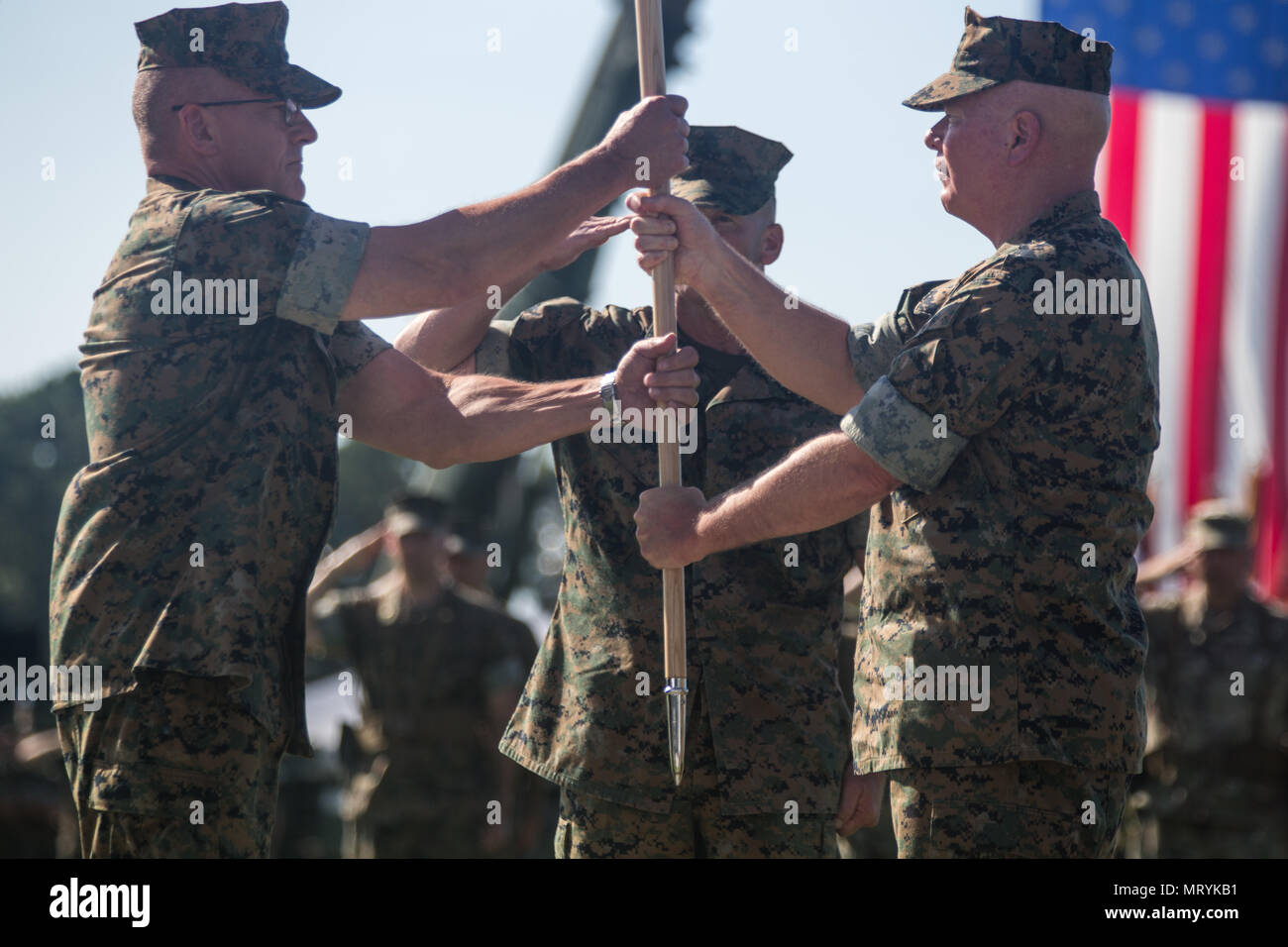 Corps des Marines américains, le Général Walter L. Miller, Jr., droite, passe le II II Marine Expeditionary Force (MEF) les couleurs pour le lieutenant-général Robert F. Hedelund, gauche, au cours de la II MEF cérémonie de passation de commandement, le Camp Lejeune, N.C., le 14 juillet 2017. Au cours de la cérémonie, Miller a quitté son poste de commandant général de la II MEF pour Hedelund. (U.S. Marine Corps photo par Lance Cpl. Zachary M. Ford) Banque D'Images