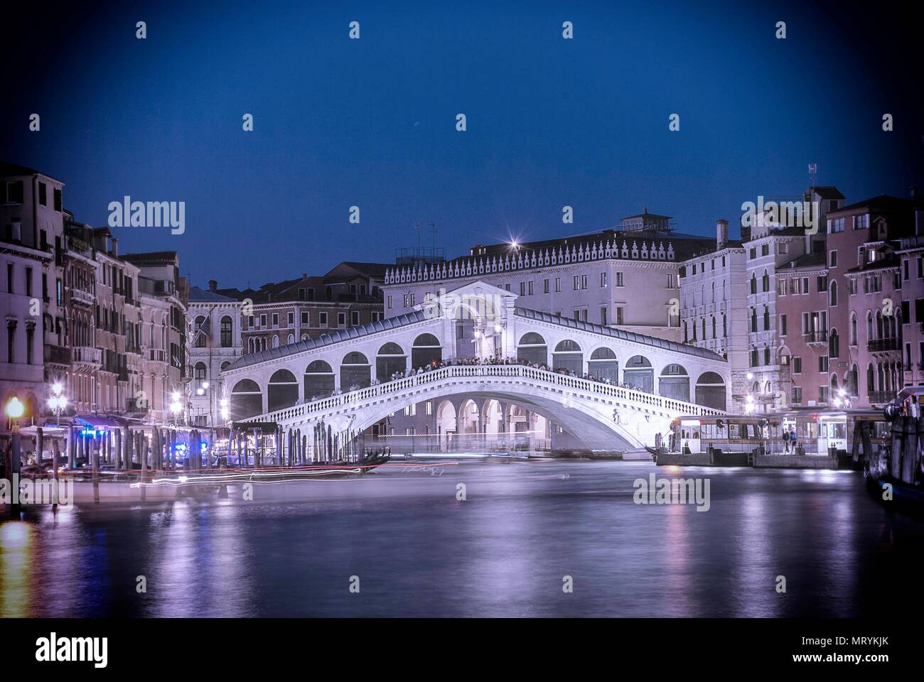 Le Pont du Rialto sur le Grand Canal à Venise, Italie pendant la nuit Banque D'Images