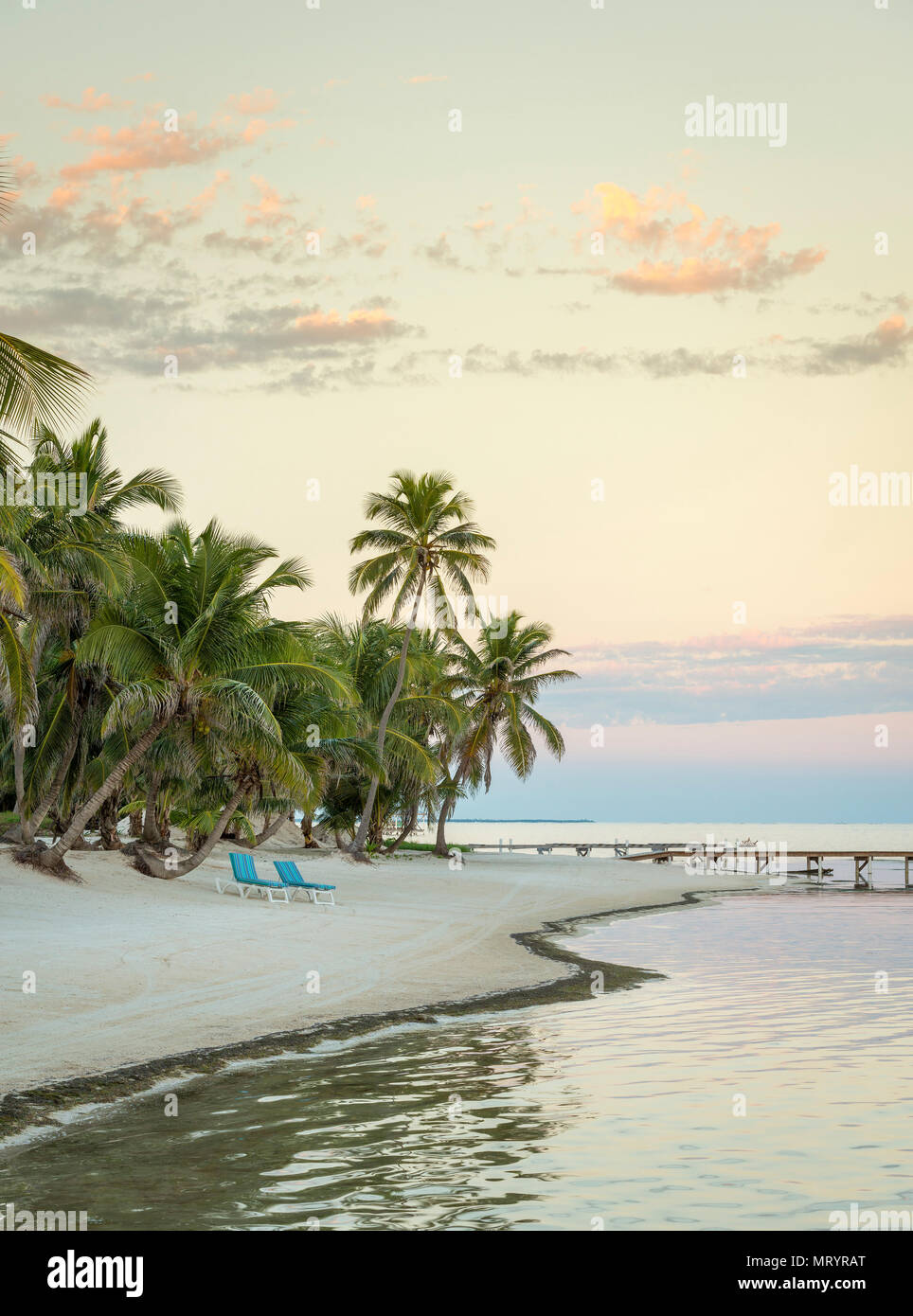 Le lever du soleil sur une plage sur Ambergris Caye à Belize Banque D'Images