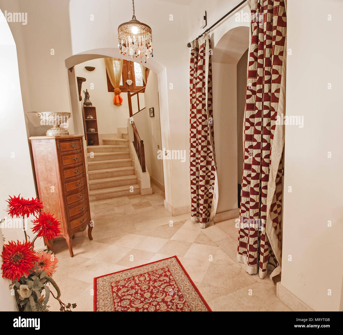 En escalier incurvé de rez-de-chaussée à l'étage dans villa avec balustrade en bois Bannister Banque D'Images