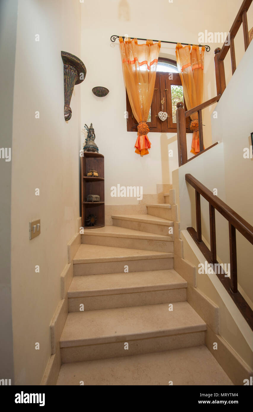 En escalier incurvé de rez-de-chaussée à l'étage dans villa avec balustrade en bois Bannister Banque D'Images