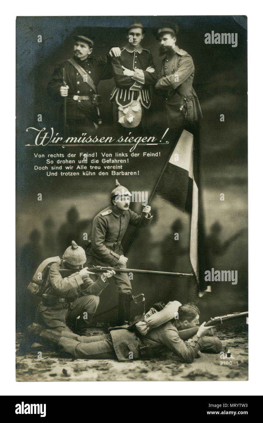 Carte postale historique allemand : studio de photographie noir et blanc. Le soldat tient la bannière. Tirer sur l'ennemi. la première guerre mondiale 1914-1918. Allemagne Banque D'Images