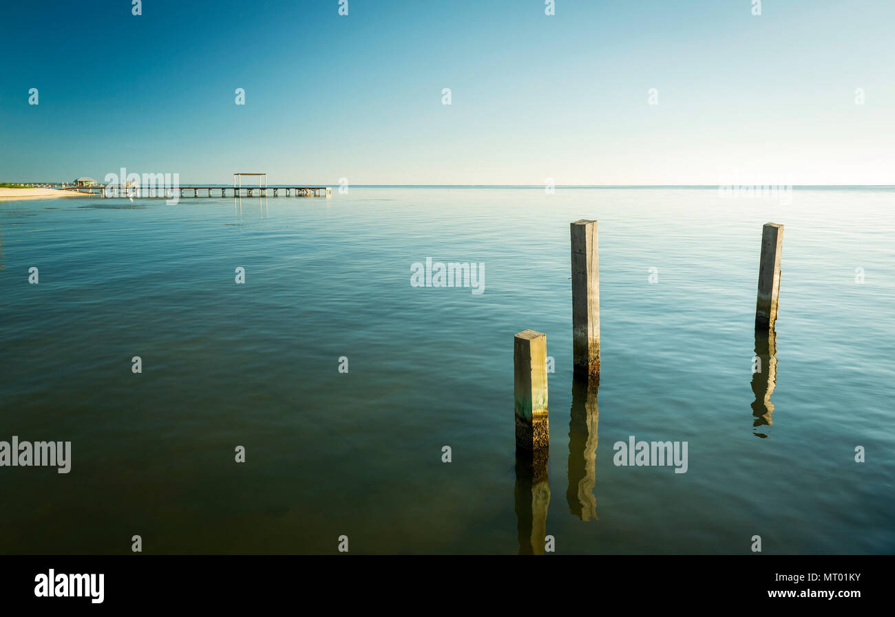 Paysage de l'océan avec le minimalisme des pylônes en bois design Banque D'Images