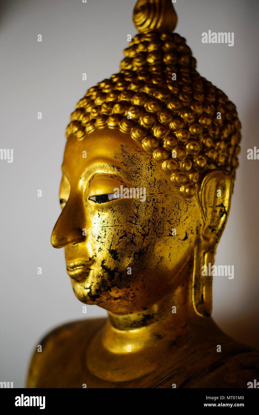 Un gros plan d'une belle statue de Bouddha en or dans le temple de Wat Pho à Bangkok, Thaïlande Banque D'Images