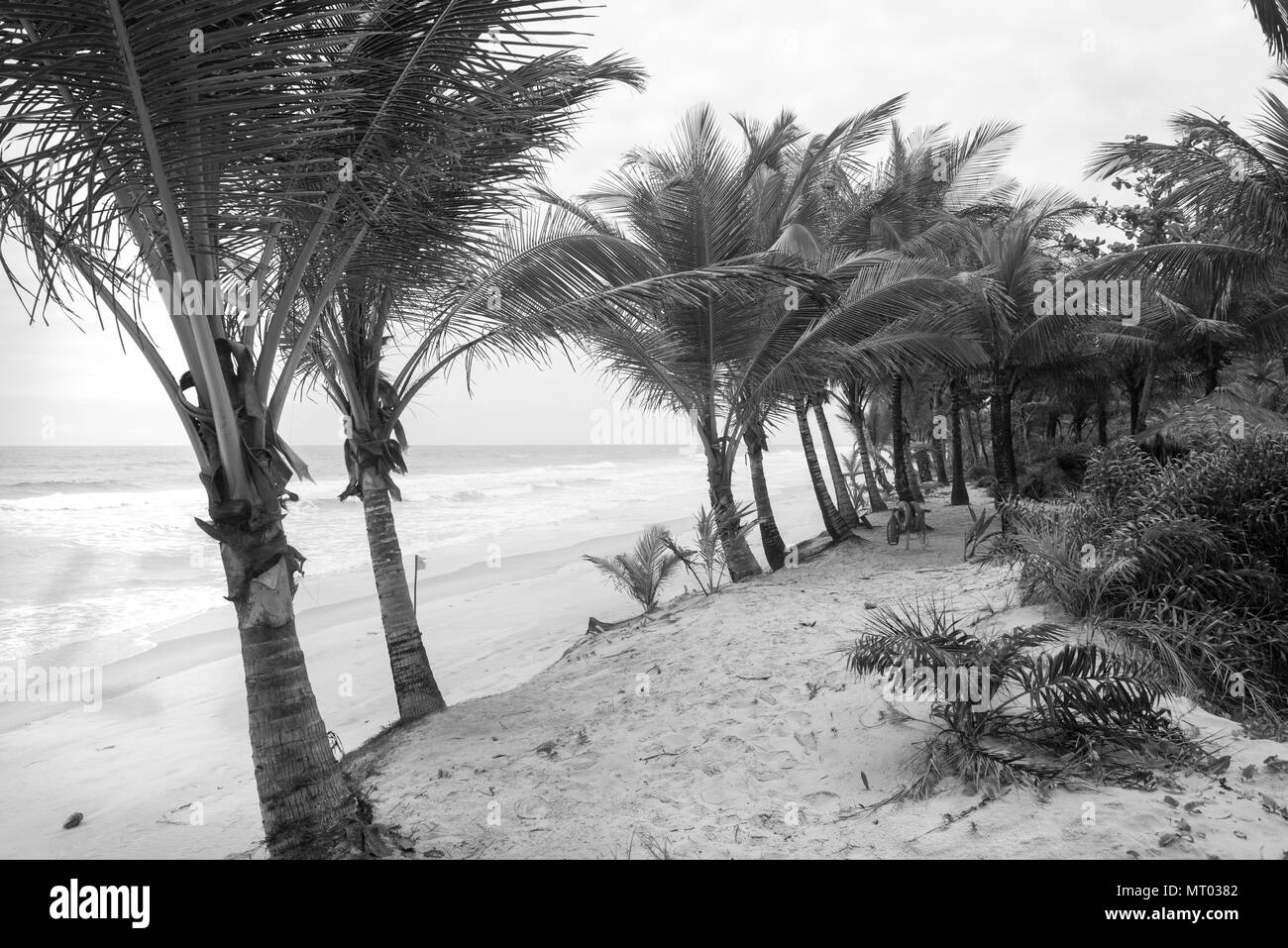 Couleur rouge bouée sur la plage avec sable brillant et ciel bleu sur l'arrière-plan. Banque D'Images