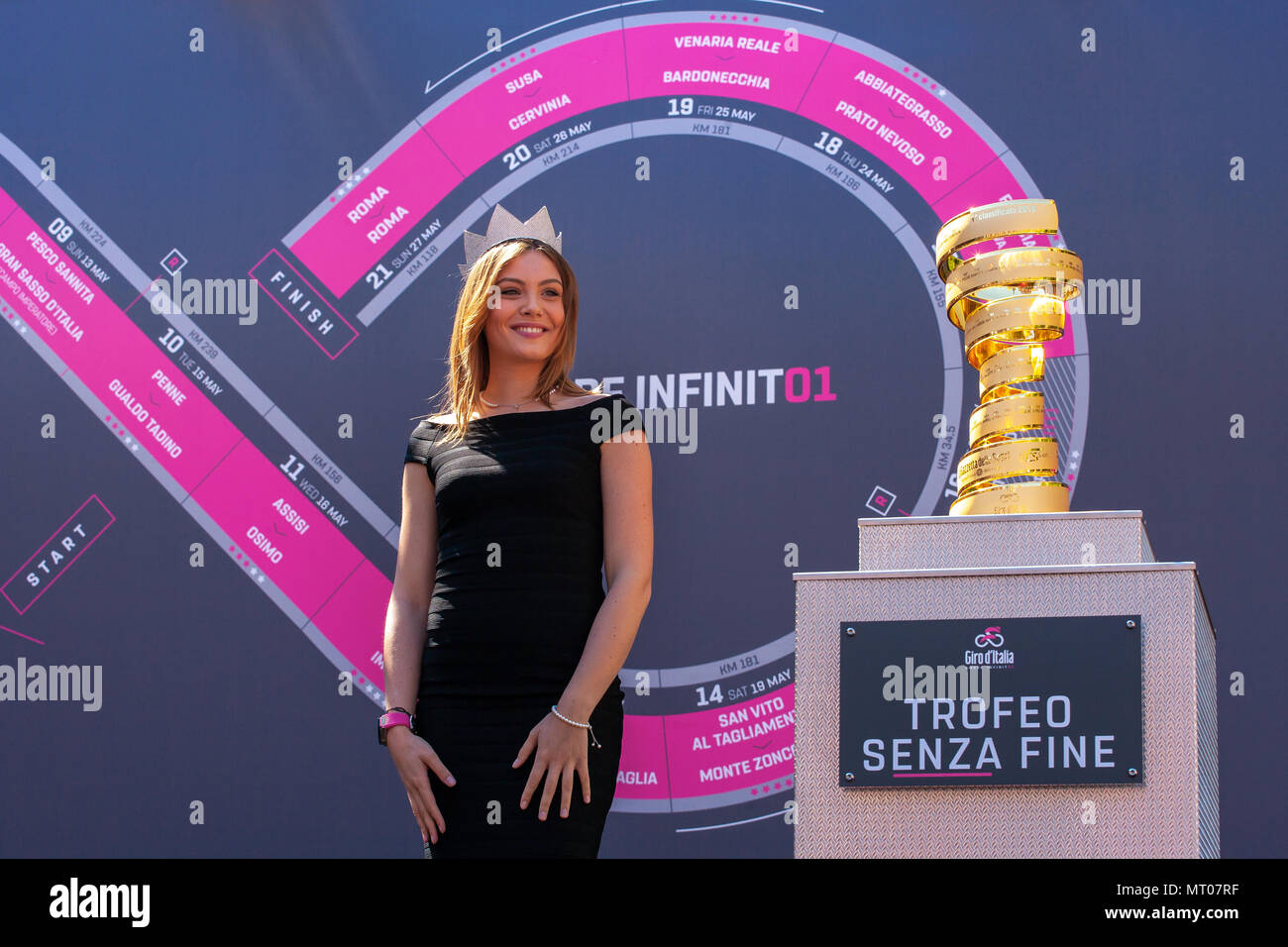 Alice Rachele Arlanch, Miss Italie 2017, présente le trophée de Tournée italienne en 2018. Banque D'Images