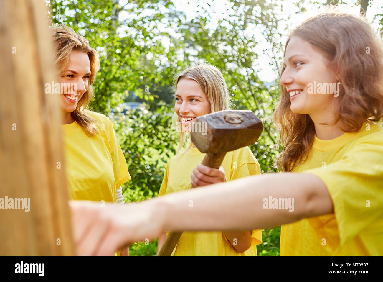 Trois jeunes femmes travaillent et construire en équipe dans un atelier de team building Banque D'Images