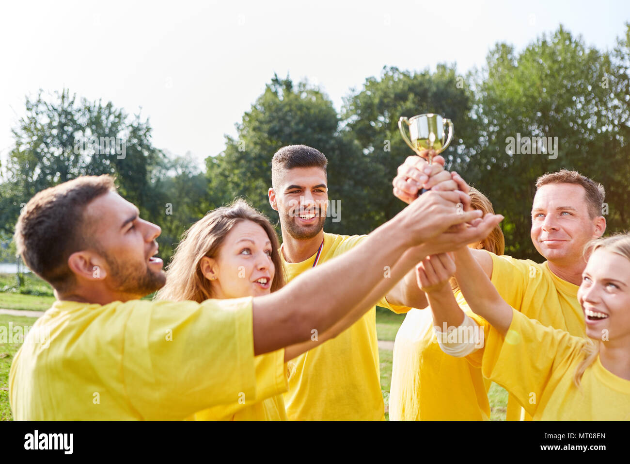 L'équipe réussie avec trophée est heureux d'avoir remporté l'événement teambuilding Banque D'Images