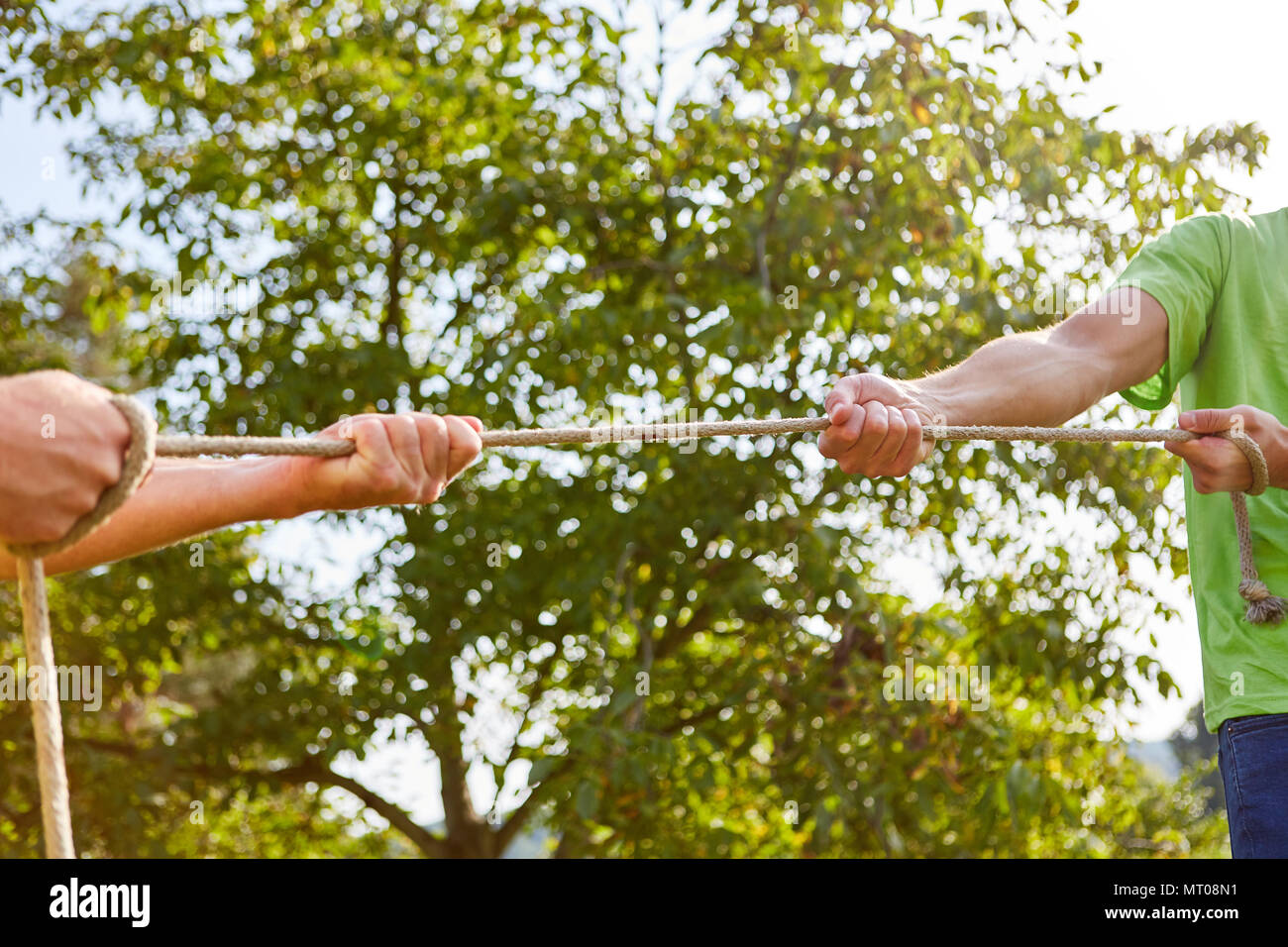 Les jeunes à la corde au niveau de l'équipe de train dans l'édification de leur force Banque D'Images