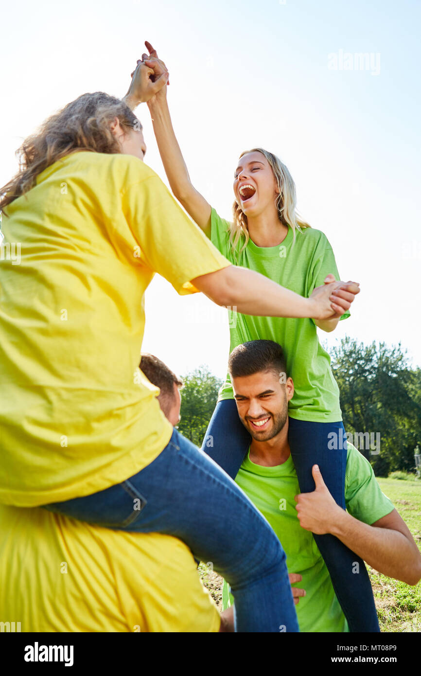 Les jeunes femmes de ferroutage et lutte à monter un atelier de team building Banque D'Images
