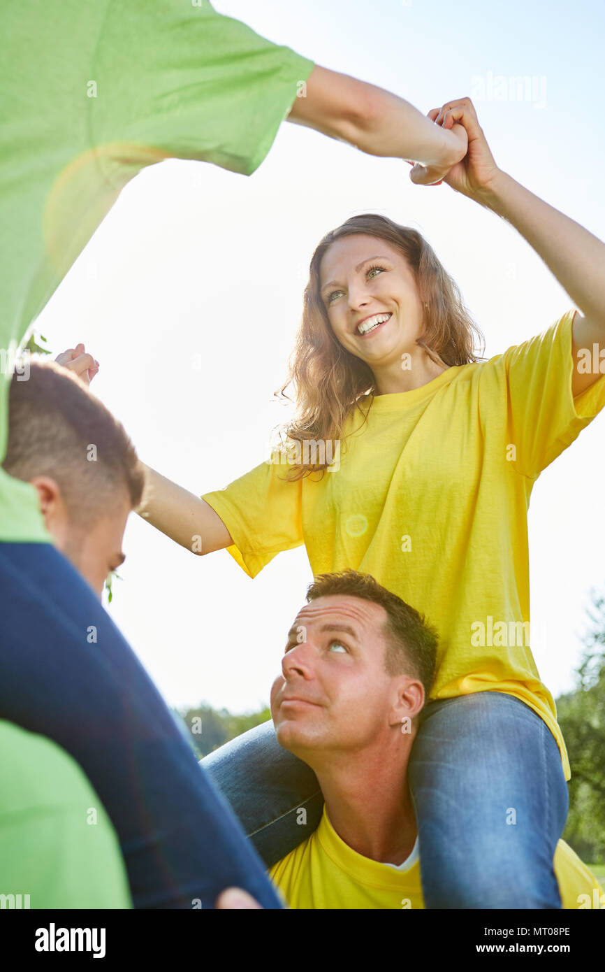 Jeune femme gaie est couple à un atelier team building Banque D'Images