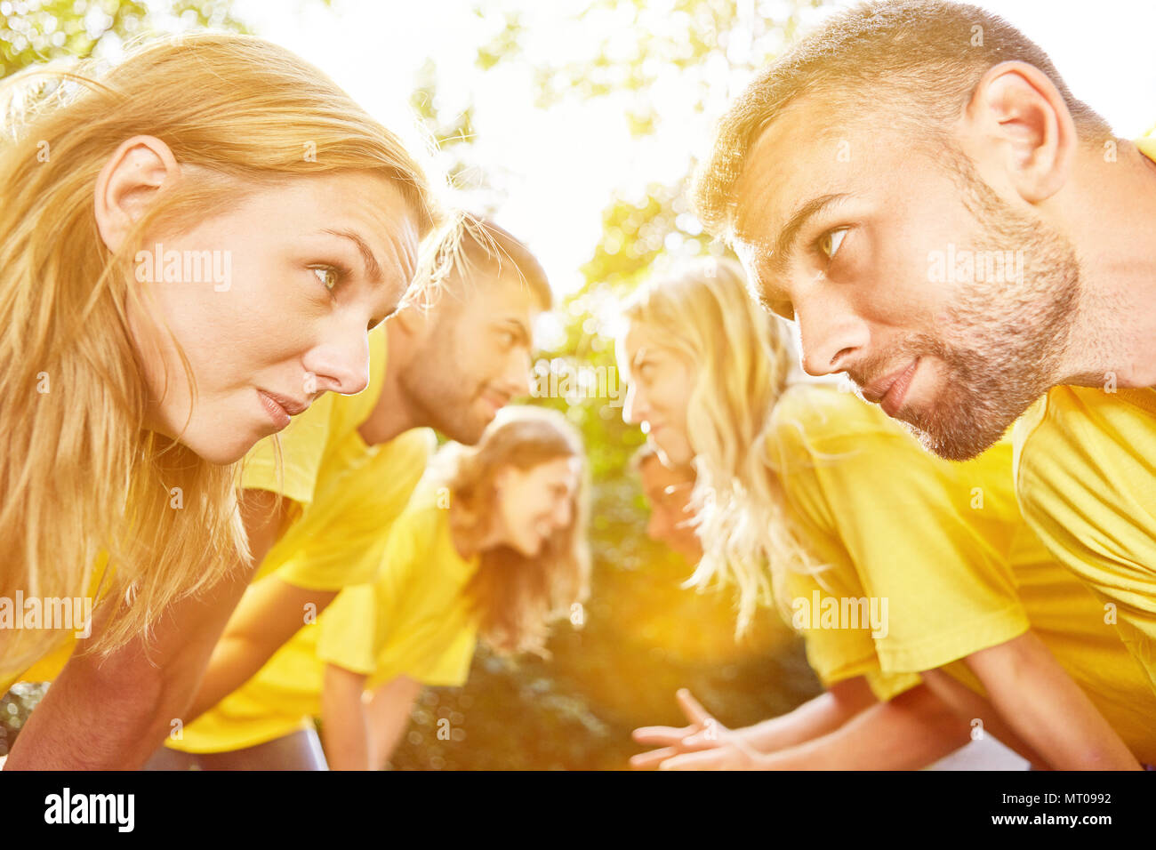 Groupe Le sport comme une équipe au cours de la formation commune dans la nature Banque D'Images
