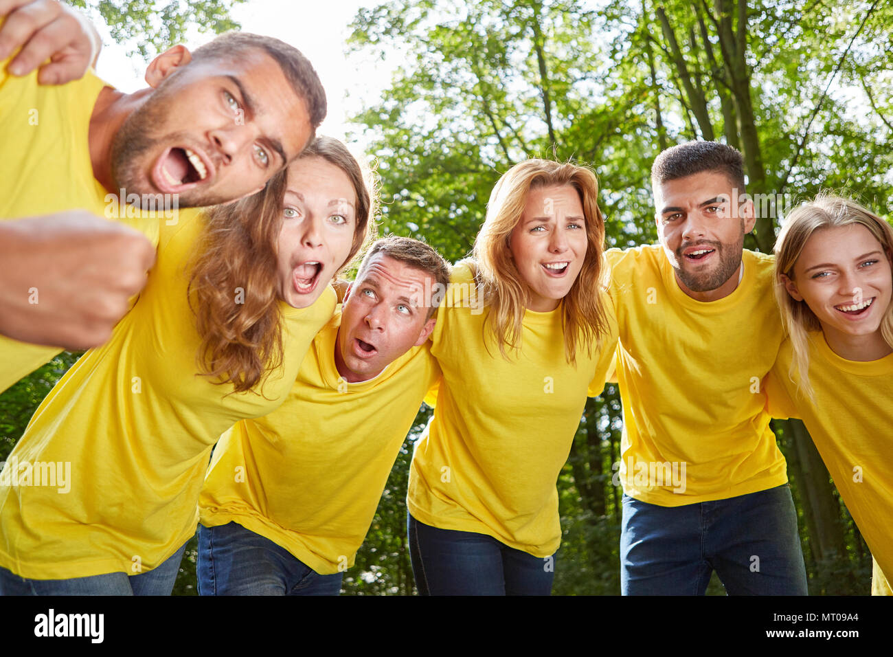 Les jeunes de l'équipe de succès dans l'atelier de team building et d'équipe Banque D'Images
