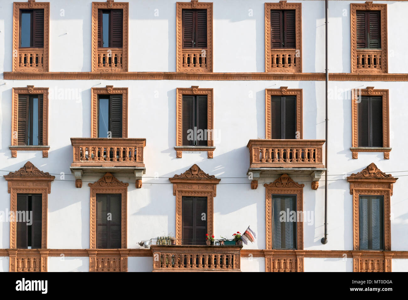 Façade élégante d'un immeuble d'appartements européen traditionnel avec fenêtres et balcons symétriques aux finitions décoratives complexes, Banque D'Images