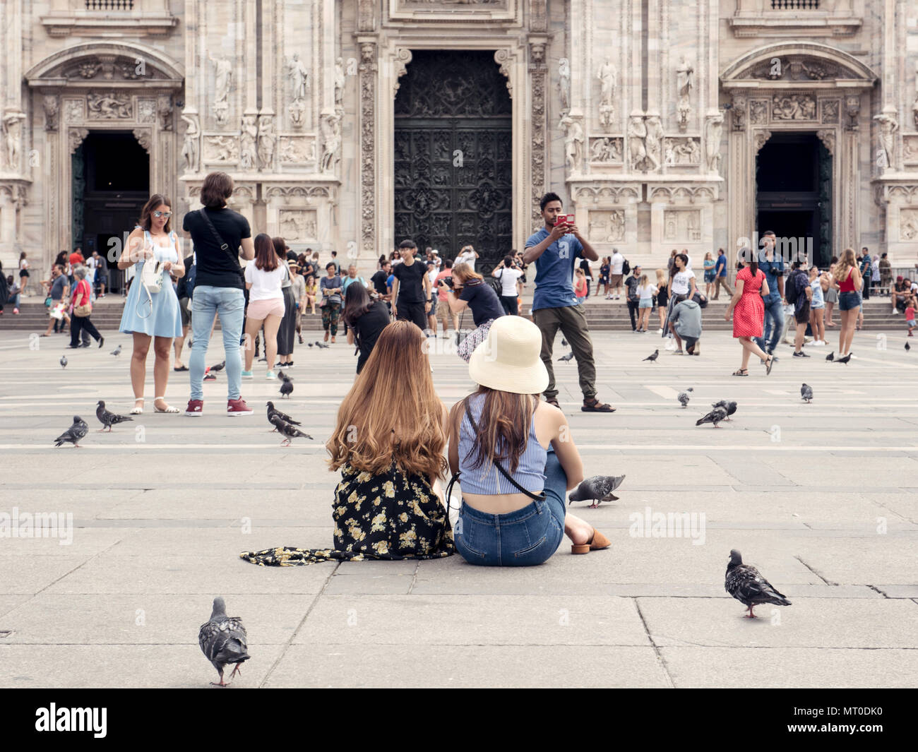 Les touristes à l'extérieur de la cathédrale de Milan, Lombardie, Italie Banque D'Images