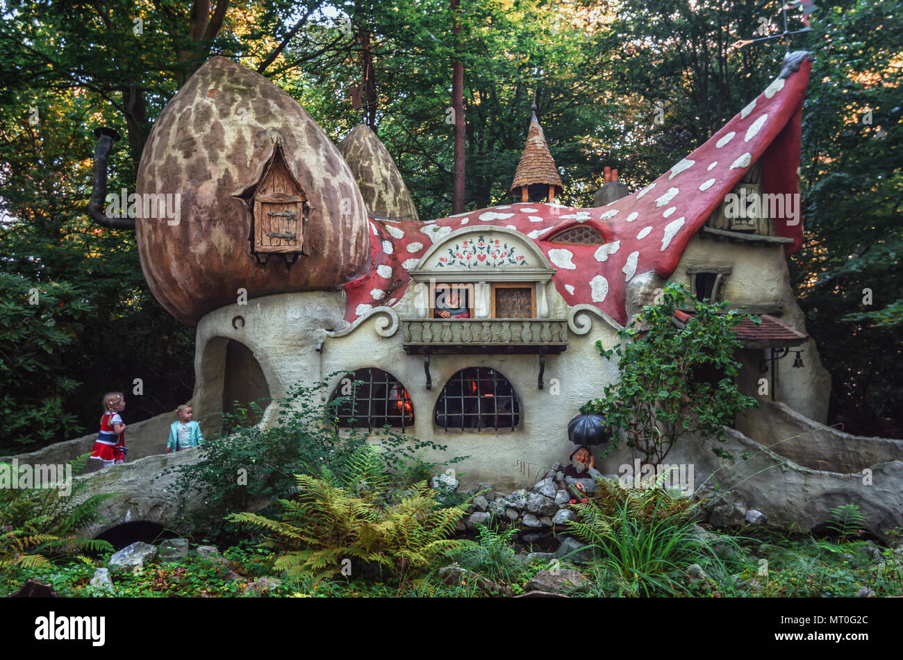 Kaatsheuvel, Pays-Bas, 19 août 2017 : Le village gnome avec les champignonnières dans la forêt féerique dans le parc à thème Efteling à la Nethe Banque D'Images