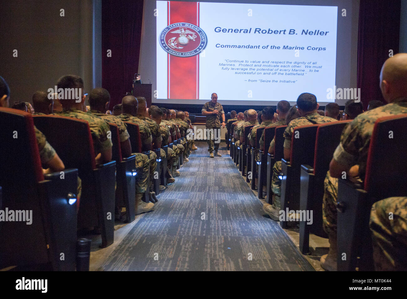 Commandant de la Marine Corps le général Robert B. Neller parle de Marines au Marine Corps Recruter Depot San Diego, Californie, le 18 juillet 2017. Neller parle de la Marine sur la façon dont ils devraient traiter les uns les autres et l'importance de notre culture. (U.S. Marine Corps photo par le Cpl. Samantha K. Braun) Banque D'Images