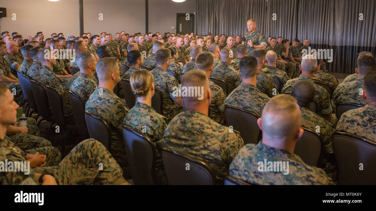 Commandant de la Marine Corps le général Robert B. Neller parle de Marines au Marine Corps Air Station Miramar, Californie, le 18 juillet 2017. Neller parle de la Marine sur la façon dont ils devraient traiter les uns les autres et l'importance de notre culture. (U.S. Marine Corps photo par le Cpl. Samantha K. Braun) Banque D'Images