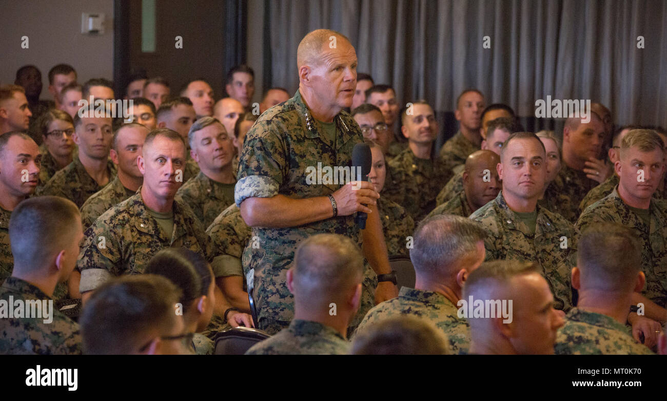 Commandant de la Marine Corps le général Robert B. Neller parle de Marines au Marine Corps Air Station Miramar, Californie, le 18 juillet 2017. Neller parle de la Marine sur la façon dont ils devraient traiter les uns les autres et l'importance de notre culture. (U.S. Marine Corps photo par le Cpl. Samantha K. Braun) Banque D'Images
