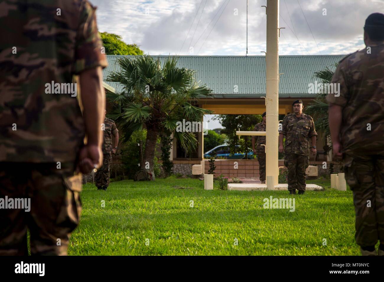 Le lieutenant-colonel Seigneur Ve'ehala, chef d'opérations conjointes, les Forces armées de Sa Majesté, donne ses remarques lors de la cérémonie d'ouverture de l'exercice TAFAKULA sur l'île de Tongatapu (Tonga, le 17 juillet 2017. TAFAKULA d'exercice est conçu pour renforcer l'armée à militaires relations entre Sa Majesté des Tonga dans l'Armée, l'armée française de Nouvelle Calédonie, New Zealand Defence Force, et les Forces armées des États-Unis. (U.S. Marine Corps photo par MCIPAC le Caméra de combat. Juan C. Bustos) Banque D'Images