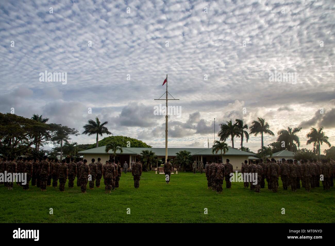 Les Marines américains, et les marins à la Task Force 17 Koa Moana, Tonga's Son Masjesty, les Forces armées de l'armée française de Nouvelle-Calédonie, soldats et membres de la Force de défense néo-zélandaise au garde à vous lors d'une cérémonie d'ouverture de l'exercice pour TAFAKULA sur l'île de Tongatapu (Tonga, le 17 juillet 2017. TAFAKULA d'exercice est conçu pour renforcer l'armée à militaires relations entre Sa Majesté des Tonga dans l'Armée, l'armée française de Nouvelle Calédonie, New Zealand Defence Force, et les Forces armées des États-Unis. (U.S. Marine Corps photo par MCIPAC le Caméra de combat. Juan C. Bustos) Banque D'Images