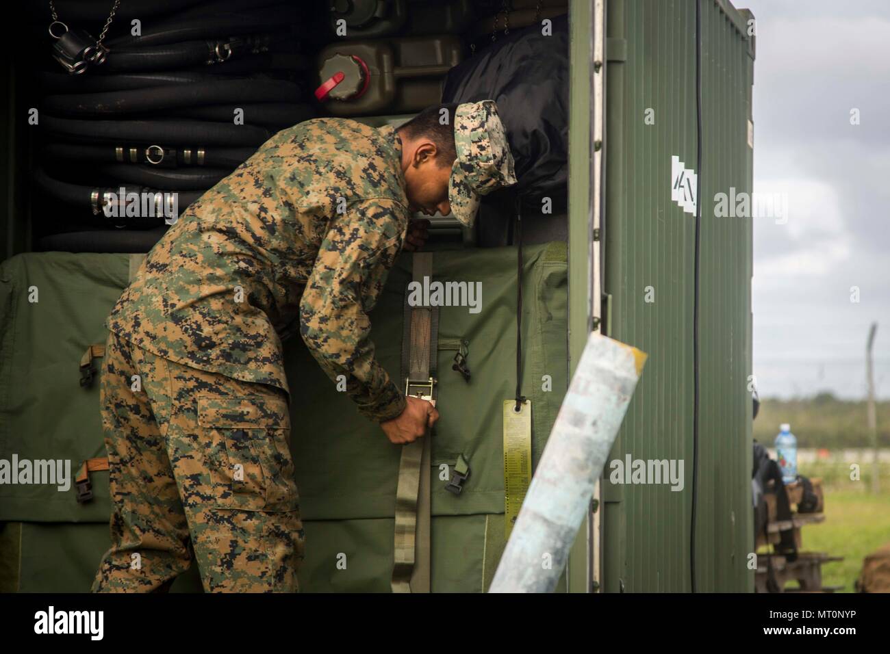 Le Corps des Marines des États-Unis. Ivan Gallardo, un technicien de support de l'eau avec 3ème Bataillon logistique de combat joint au groupe de travail, 17 Koa Moana se desserre les sangles d'un poids léger Système de purification de l'eau pendant l'exercice TAFAKULA sur l'île de Tongatapu (Tonga, le 17 juillet 2017. TAFAKULA d'exercice est conçu pour renforcer l'armée à militaires, les relations entre la formation de combat de l'infanterie et de Sa Majesté des Tonga dans l'Armée, l'armée française de Nouvelle Calédonie, New Zealand Defence Force, et les Forces armées des États-Unis. (U.S. Marine Corps photo par MCIPAC le Caméra de combat. Juan C. Bustos) Banque D'Images