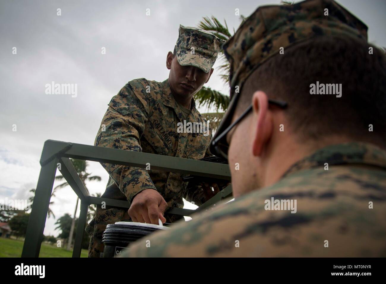 Le Corps des Marines des États-Unis. Ivan Gallardo, gauche, un technicien de support de l'eau avec 3ème Bataillon logistique de combat joint au groupe de travail Koa Moana (TFKM) 17, et le Cpl. Everest Banda, un mécanicien de machinerie lourde avec TFKM 17 fonctions, vérifier un poids léger Système de purification de l'eau pendant l'exercice TAFAKULA sur l'île de Tongatapu (Tonga, le 17 juillet 2017. TAFAKULA d'exercice est conçu pour renforcer l'armée à militaires, les relations entre la formation de combat de l'infanterie et de Sa Majesté des Tonga dans l'Armée, l'armée française de Nouvelle Calédonie, New Zealand Defence Force, et les Forces armées des États-Unis. (U.S. Banque D'Images