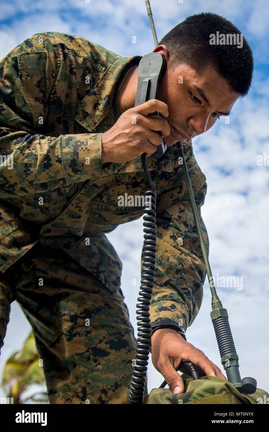Le Corps des Marines des États-Unis. Ivan Gallardo, un technicien de support de l'eau avec 3ème Bataillon logistique de combat joint au groupe de travail, 17 Koa Moana PRC-152 utilise un TAFAKULA radio au cours de l'effort sur l'île de Tongatapu (Tonga, le 17 juillet 2017. TAFAKULA d'exercice est conçu pour renforcer l'armée à militaires, les relations entre la formation de combat de l'infanterie et de Sa Majesté des Tonga dans l'Armée, l'armée française de Nouvelle Calédonie, New Zealand Defence Force, et les Forces armées des États-Unis. (U.S. Marine Corps photo par MCIPAC le Caméra de combat. Juan C. Bustos) Banque D'Images