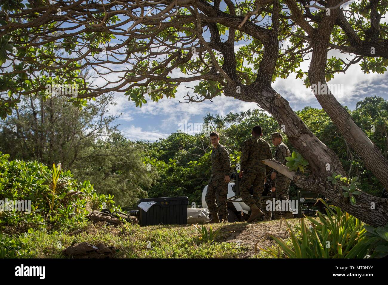 Les Marines américains avec la Force Koa Moana 17, transporter les pièces d'un poids léger Système de purification de l'eau d'une plage sur l'île de Tongatapu (Tonga) TAFAKULA au cours de l'exercice 2017, 17 juillet. TAFAKULA d'exercice est conçu pour renforcer l'armée à militaires, les relations entre la formation de combat de l'infanterie et de Sa Majesté des Tonga dans l'Armée, l'armée française de Nouvelle Calédonie, New Zealand Defence Force, et les Forces armées des États-Unis. (U.S. Marine Corps photo par MCIPAC le Caméra de combat. Juan C. Bustos) Banque D'Images