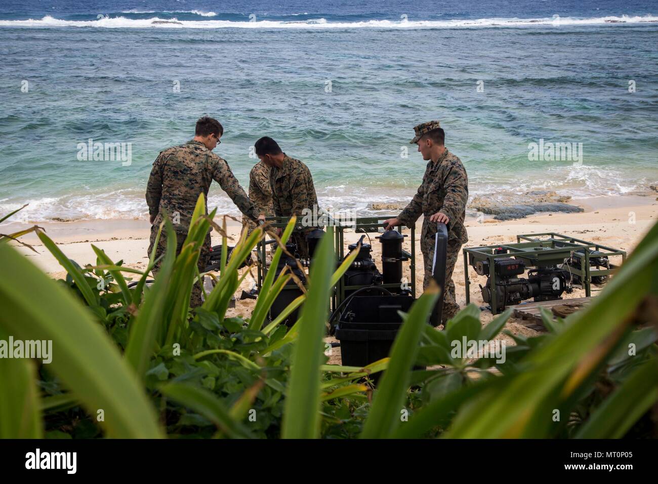 Les Marines américains avec la Force Koa Moana 17 mettre en place un système de purification de l'eau sur une plage sur l'île de Tongatapu (Tonga) TAFAKULA au cours de l'exercice 2017, 17 juillet. TAFAKULA d'exercice est conçu pour renforcer l'armée à militaires, les relations entre la formation de combat de l'infanterie et de Sa Majesté des Tonga dans l'Armée, l'armée française de Nouvelle Calédonie, New Zealand Defence Force, et les Forces armées des États-Unis. (U.S. Marine Corps photo par MCIPAC le Caméra de combat. Juan C. Bustos) Banque D'Images