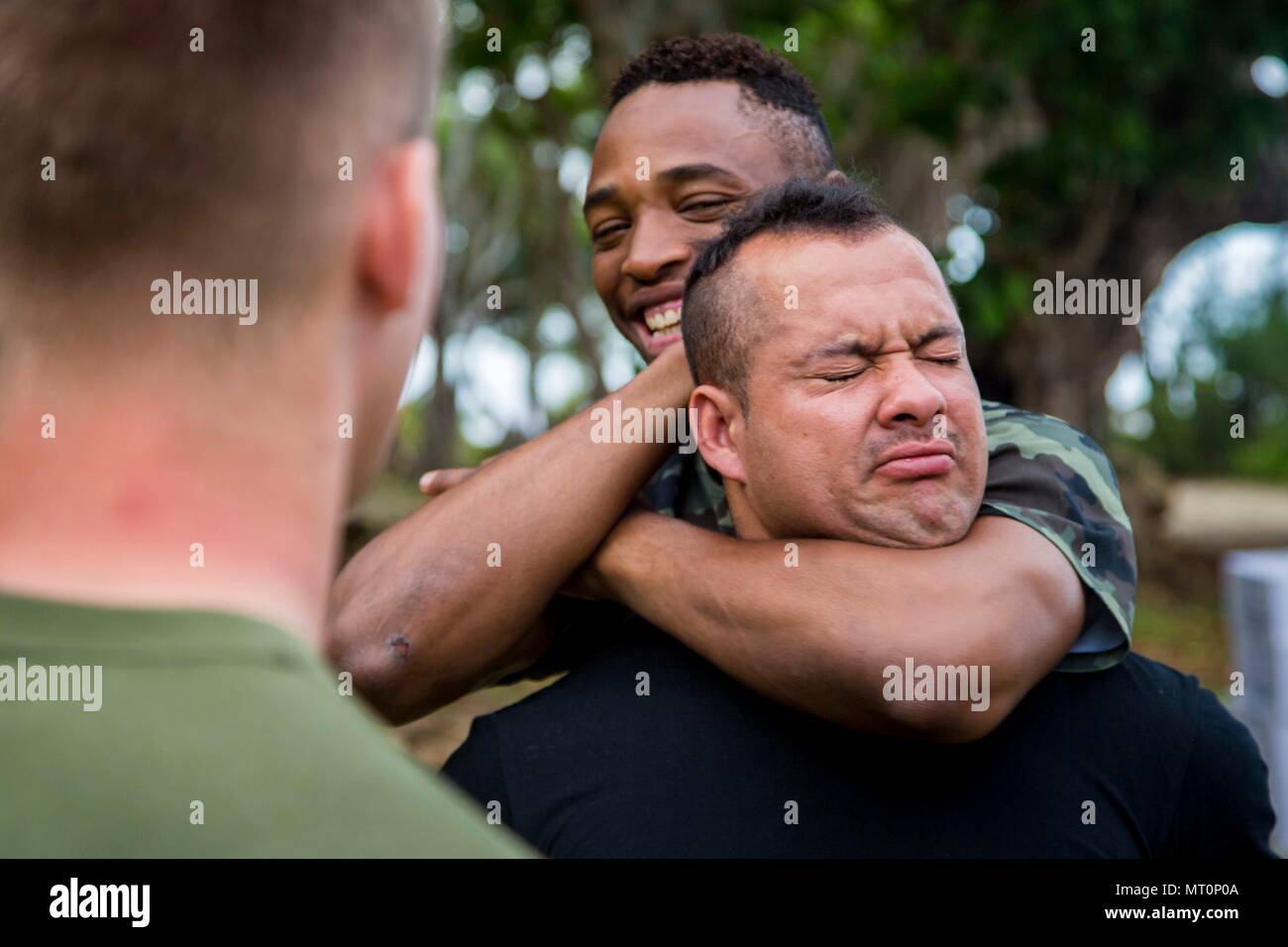 Une armée française de Nouvelle-calédonie (AFCN) soldat effectue une figure 4 variation s'étouffer sur un autre soldat AFCN sous la supervision de Cpl. Raymond Miller, un policier militaire de la Force opérationnelle 17 Koa Moana, pendant la formation d'arts martiaux dans le cadre de l'exercice TAFAKULA sur l'île de Tongatapu (Tonga, le 18 juillet 2017. TAFAKULA d'exercice est conçu pour renforcer l'armée à militaires relations entre Sa Majesté des Tonga dans l'Armée, l'armée française de Nouvelle Calédonie, New Zealand Defence Force, et les Forces armées des États-Unis. (U.S. Marine Corps photo par MCIPAC le Caméra de combat. Juan C. Banque D'Images