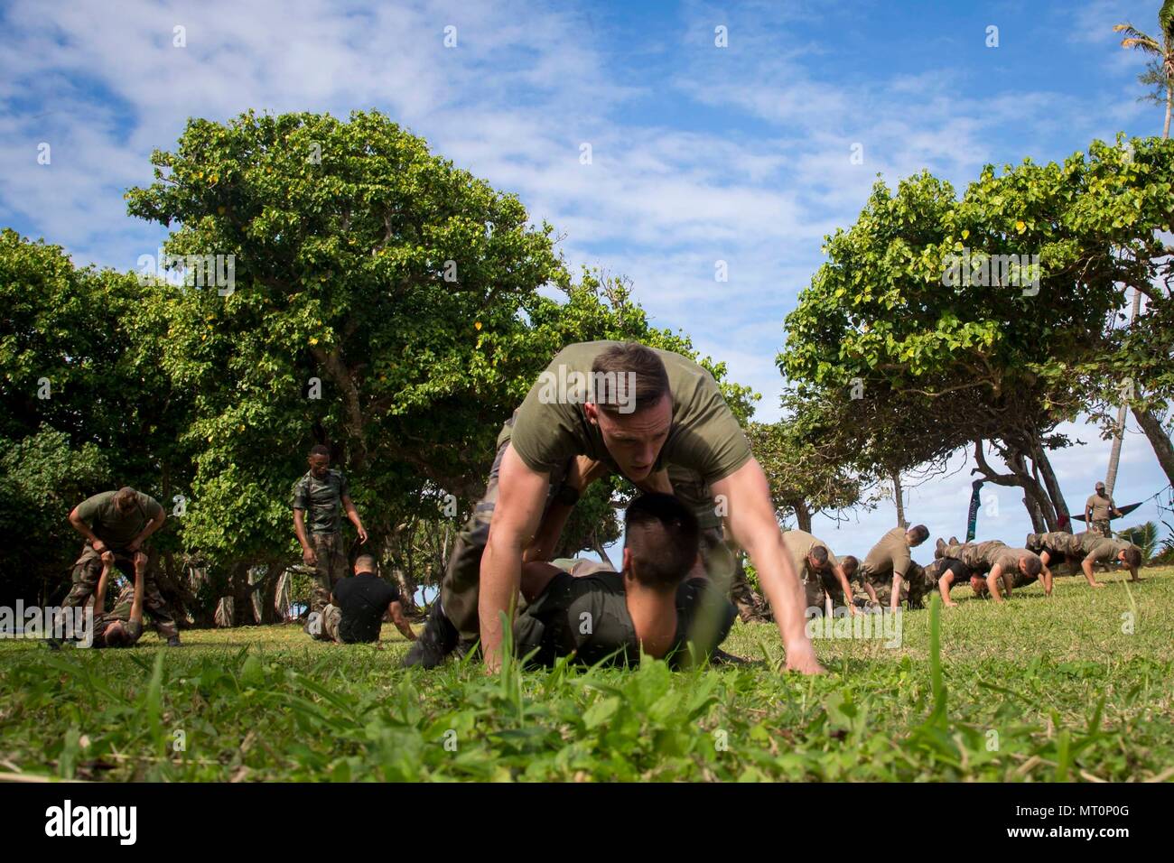 Une armée française de Nouvelle-calédonie (AFCN) soldat "pistolet" traîne un autre soldat pour lutter contre l'AFCN climatisation pendant la formation d'arts martiaux dans le cadre de l'exercice TAFAKULA sur l'île de Tongatapu (Tonga, le 18 juillet 2017. TAFAKULA d'exercice est conçu pour renforcer l'armée à militaires relations entre Sa Majesté des Tonga dans l'Armée, l'armée française de Nouvelle Calédonie, New Zealand Defence Force, et les Forces armées des États-Unis. (U.S. Marine Corps photo par MCIPAC le Caméra de combat. Juan C. Bustos) Banque D'Images