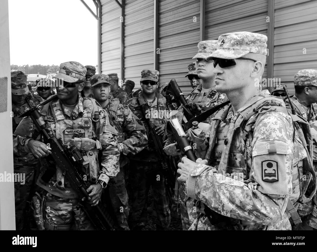 170718-Z-PX072-088 Soldats de la Compagnie C, 1er Bataillon, 65e Régiment d'infanterie, Puerto Rico Army National Guard assemblage après avoir leurs armes équipées d'émetteurs laser qui vont leur permettre de s'inscrire hits sur les forces opposées équipés de récepteurs sur la base d'opération avancée Warrior au Joint Readiness Training Center à Fort Polk, en Louisiane, le Mardi, Juillet 18, 2017. Le Porto Rico est l'augmentation de la 76ème Infantry Brigade Combat Team, 38e Division d'infanterie pour ses 3 semaines JRTC rotation. (Photo par le Sgt. 1re classe David Bruce, 38e Division d'infanterie, Affaires publiques) Banque D'Images