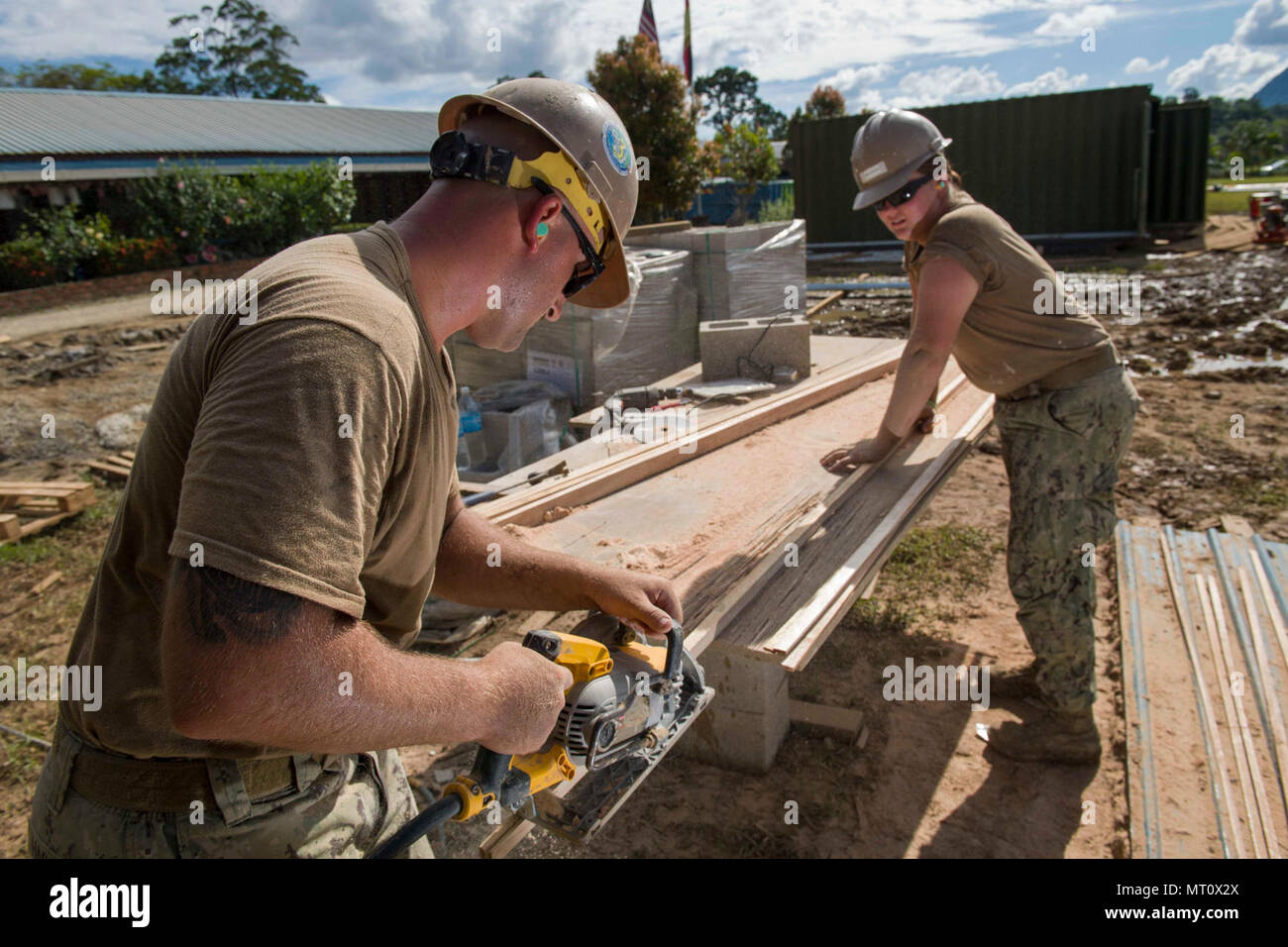 KUCHING, Malaisie (17 avril 2017) 3ème classe Justin Hargett constructeur construction et mécanicien 3e classe Machicek Allison couper des morceaux de garniture extérieure pour rénovation à Sungai Pinang école primaire, un site d'ingénierie de Partenariat du Pacifique 2017. Partenariat du Pacifique est la plus grande rencontre annuelle l'aide humanitaire multilatérale et des secours de la protection civile a effectué une mission dans le Pacifique-Indo-Asia et vise à améliorer la coordination régionale dans des domaines tels que les soins médicaux et de la protection civile de l'état de préparation pour l'homme et des catastrophes naturelles. Banque D'Images