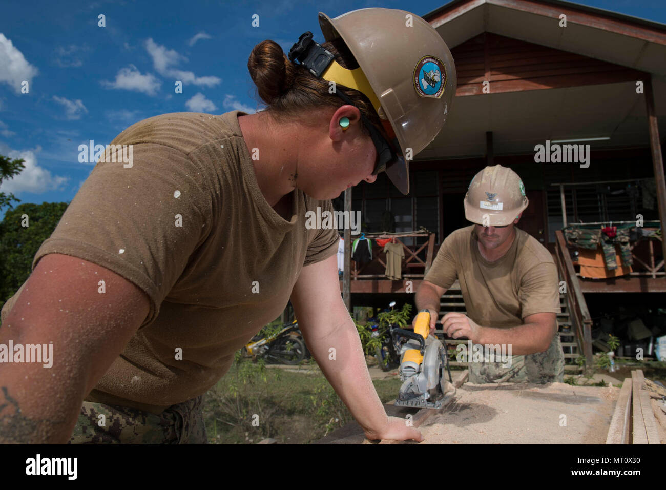 KUCHING, Malaisie (17 avril 2017) 3ème classe Mécanicien Construction Machicek Constructeur Allison aide 3e classe Justin Hargett comme il utilise une compétence, pour couper des morceaux de garniture extérieure pour rénovation à Sungai Pinang école primaire, un site d'ingénierie de Partenariat du Pacifique 2017. Partenariat du Pacifique est la plus grande rencontre annuelle l'aide humanitaire multilatérale et des secours de la protection civile a effectué une mission dans le Pacifique-Indo-Asia et vise à améliorer la coordination régionale dans des domaines tels que les soins médicaux et de la protection civile de l'état de préparation pour l'homme et des catastrophes naturelles. Banque D'Images