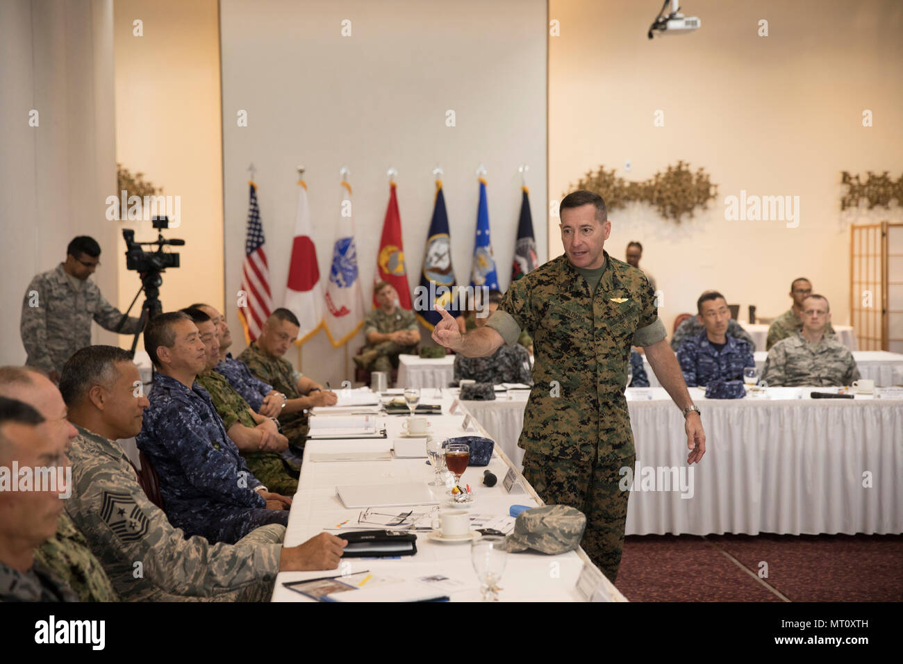 Le sergent du Corps des Marines des États-Unis. Le major Anthony Spadaro, américaines du Pacifique, chef enrôlé senior prend la parole lors du Senior Leader bilatéraux engagés (SEL) Colloque à Yokota Air Base, Japon, Juillet 13, 2017. Spadaro a parlé à la haute direction s'engage entre les États-Unis et le Japon sur le PACOM zone de responsabilité. Le colloque a été un événement de deux jours dans lequel USFJ JSDF et discuter de divers SELs organe engagé des programmes de développement du leadership l'amélioration de la coordination entre les États-Unis et le Japon, ainsi que d'autres thèmes d'intérêt commun tout au long de l'Indo-Asia-région du Pacifique. (U.S. Air Force photo par Yasuo O Banque D'Images