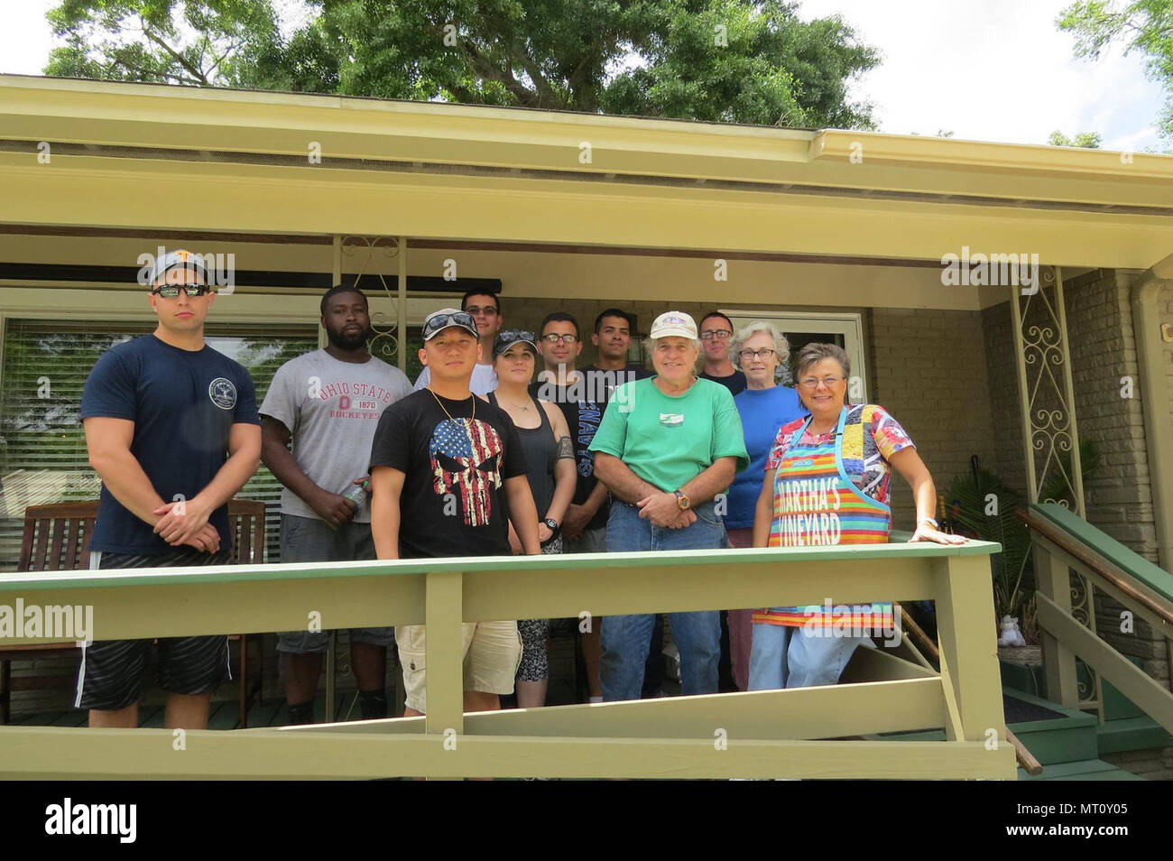 Floride (15 avril 2017) Les marins de la guerre de l'Information de commande Formation Corry Gare posent pour une photo avec l'équipe de Martha's Vineyard après un projet de bénévolat. Martha's Vineyard offre hébergement et de soutien pour les familles des patients dans les hôpitaux locaux. Banque D'Images