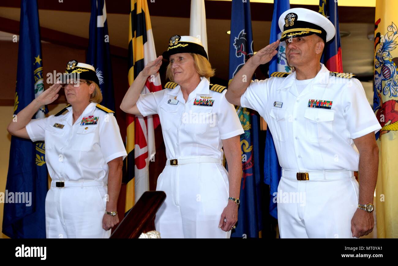 Le Capitaine de vaisseau Dale Barrette, droit, prend le commandement de la  clinique de santé navale Charleston du Capitaine Elizabeth Maley, centre,  au cours d'une cérémonie de passation de commandement le 7
