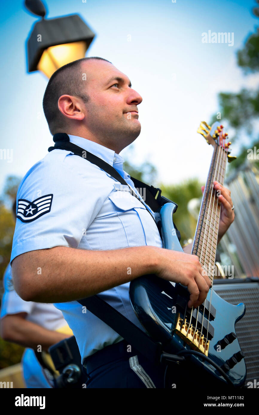 La Garde nationale aérienne des États-Unis à partir de la 146e Escadre de transport aérien Air National Guard Band de la côte ouest de l'Harmonie en concert à l'Hôtel de ville pendant la pelouse Ouest série de concerts gratuits dans le parc organisée par la ville d'Arcadia, Californie. Le 6 juillet 2017. L'Air National Guard Band de la côte ouest semaine longue tournée en Californie. (U.S. Photo de la Garde nationale aérienne : le s.. Nieko Carzis.) Banque D'Images