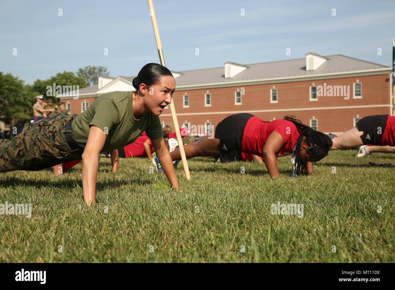 Le Sgt. Guadalupe Campos, le représentant des affaires publiques et marketing pour recruter gare San Antonio, effectue des push-ups au cours d'une session d'entraînement physique dans le cadre de la première académie de batailles gagnées sur Marine Corps Base Quantico, Virginie, le 14 juillet 2017. L'Académie a gagné des batailles est une partie de la Marine Corps' Semper Fidelis All-American" Programme, qui reconnaît les jeunes hommes et femmes qui excellent dans l'athlétisme, mais ont également montré eux-mêmes d'être des leaders dans leur classe et dans leur ville. Quatre-vingt-dix-sept étudiants-athlètes de l'école secondaire est allé(e) à l'académie, qui a porté sur l'élaboration de leurs se Banque D'Images