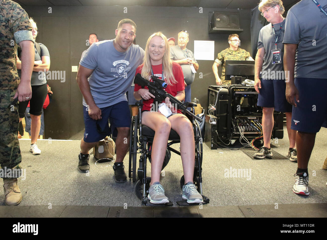 Bailey Bish, un Semper Fidelis All-American, pose avec Verice Bennett, la gestion du personnel senior consultant pour le Corps des Marines, aux armes à feu dans une piscine intérieure centre de formation marksmansip simulé au cours de la première académie de batailles gagnées sur Marine Corps Base Quantico, Virginie, le 14 juillet 2017. L'Académie a gagné des batailles est une partie de la Marine Corps' Semper Fidelis All-American" Programme, qui reconnaît les jeunes hommes et femmes qui excellent dans l'athlétisme, mais ont également montré eux-mêmes d'être des leaders dans leur classe et dans leur ville. Quatre-vingt-dix-sept étudiants-athlètes de l'école secondaire est allé(e) à l'académie, qui fo Banque D'Images