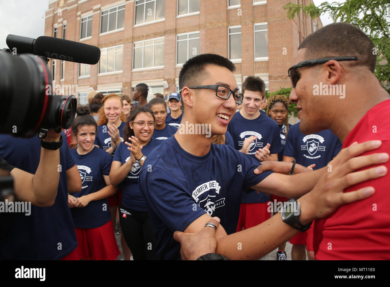 Timothy Duong, un Semper Fidelis All-American, récupère après avoir remporté le défi de planches de 20 minutes à l'administration centrale sous blindage à Baltimore, Maryland, dans le cadre de la dans le cadre de la séance inaugurale de l'Académie a gagné des batailles, le 15 juillet 2017. L'Académie a gagné des batailles est une partie de la Marine Corps' Semper Fidelis All-American" Programme, qui reconnaît les jeunes hommes et femmes qui excellent dans l'athlétisme, mais ont également montré eux-mêmes d'être des leaders dans leur classe et dans leur ville. Quatre-vingt-dix-sept étudiants-athlètes de l'école secondaire est allé(e) à l'académie, qui a porté sur le développement de leur confiance en soi, la discipline, l'teamw Banque D'Images