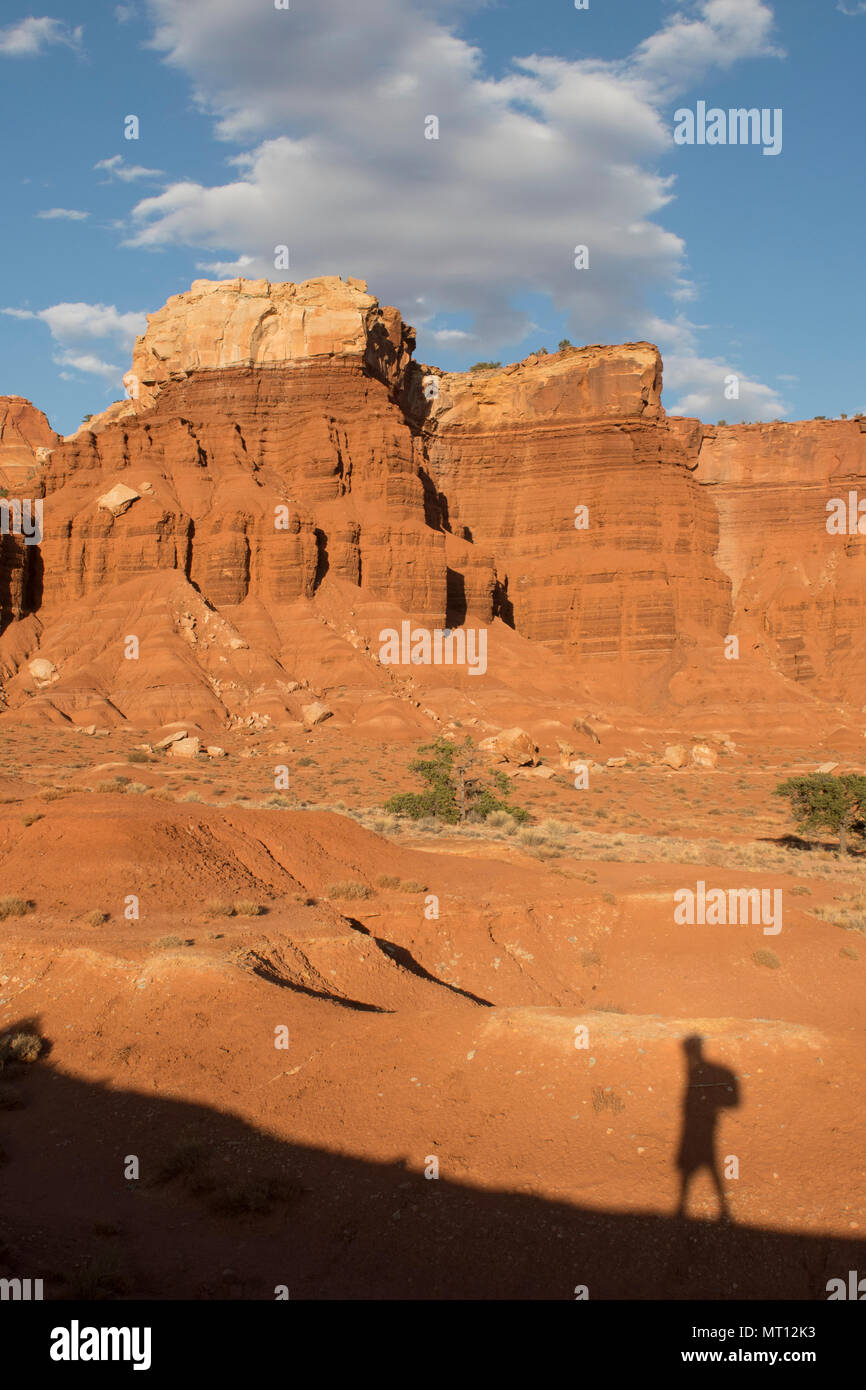 Ombre du randonneur, Coucher du soleil, le grès érodées, Capitol Reef National Park, Utah Banque D'Images