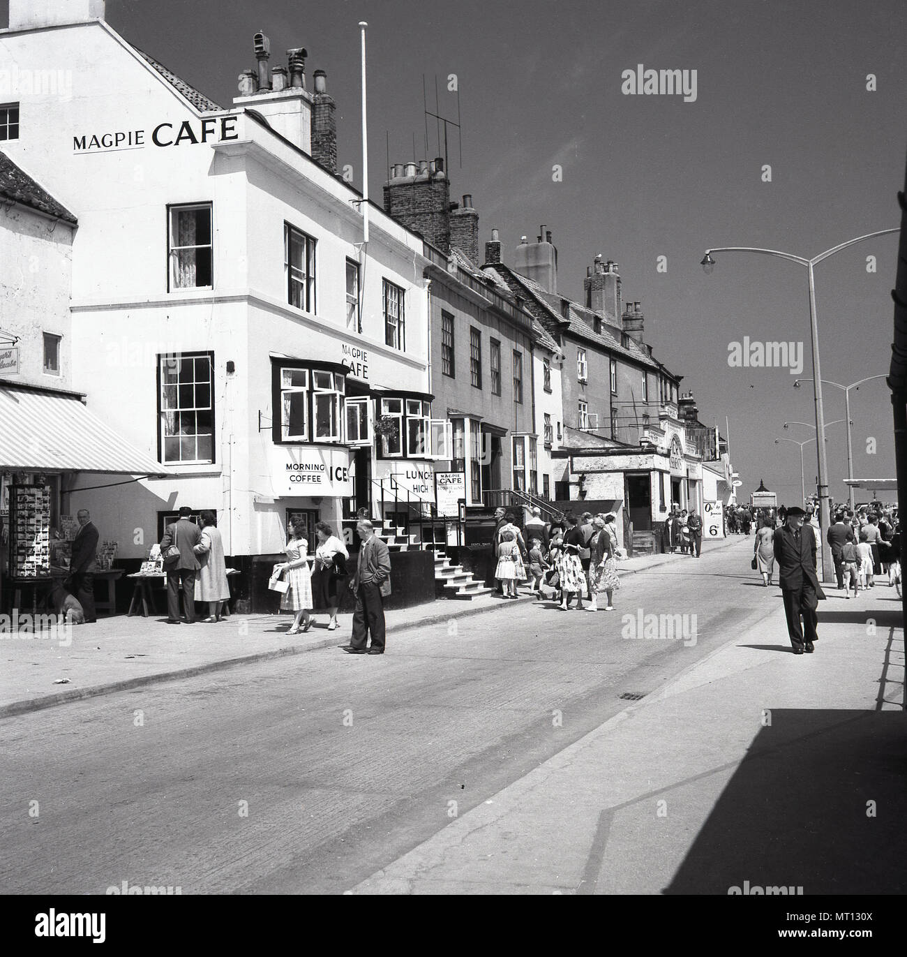 Années 1950, photo historique montrant la Pie Cafe, un restaurant de fruits de mer bien connu dans la région de Pier Road, Whitby, Angleterre, Royaume-Uni. Le bâtiment distinctif était auparavant une maison du marchand, avant de devenir un café à autour de 1939 et qui donne sur le port. Banque D'Images