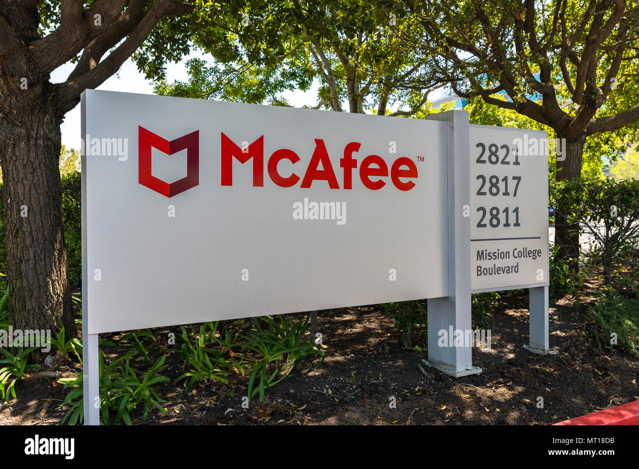 Santa Clara, Californie, USA - Le 26 avril 2018 : affichage dynamique avec logo en Silicon Valley siège de la suppression de virus et de cybersécurité McAfee entreprise Banque D'Images