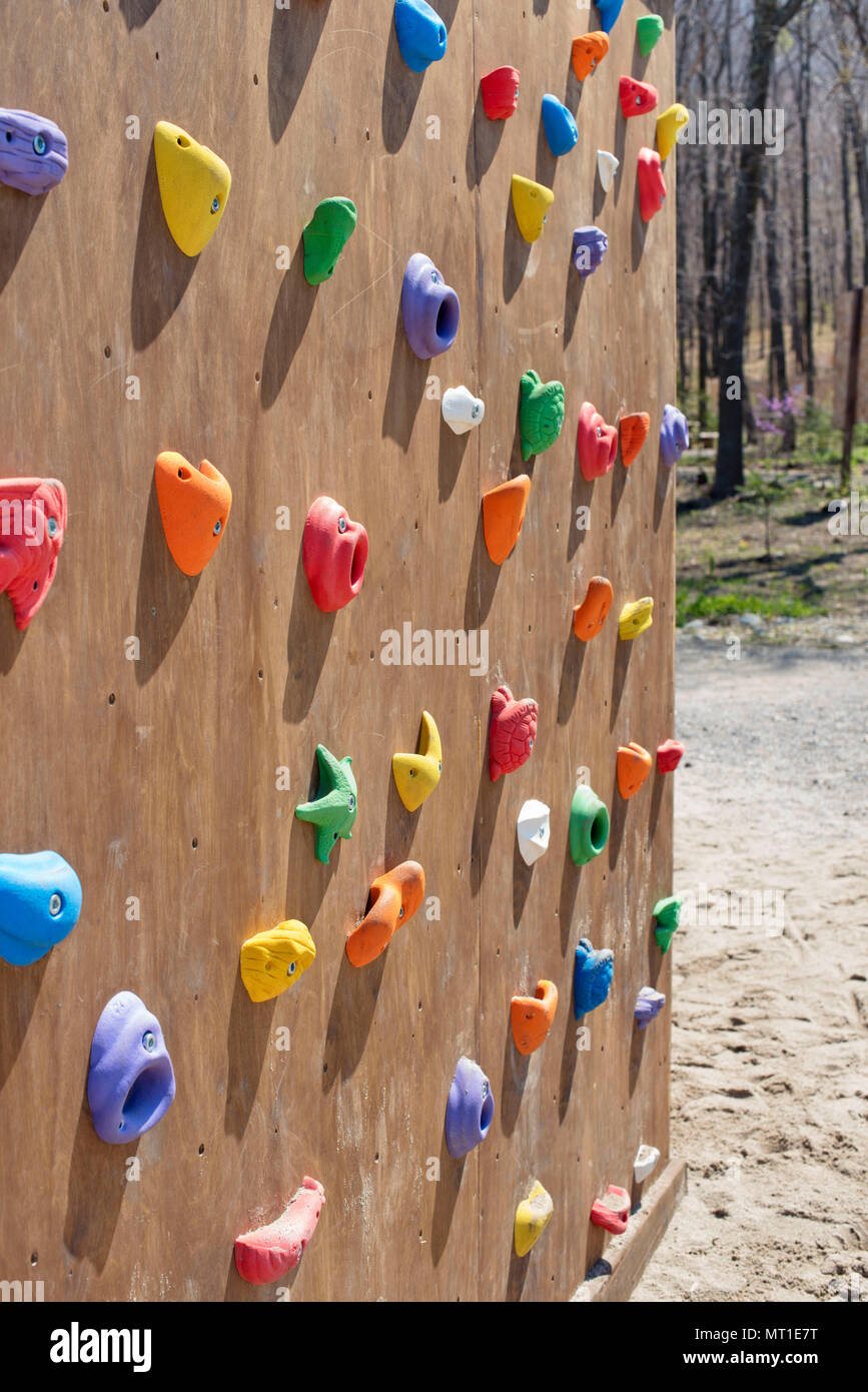 Mur en bois pour l'escalade de près. Extreme Sports fond multicolore Banque D'Images